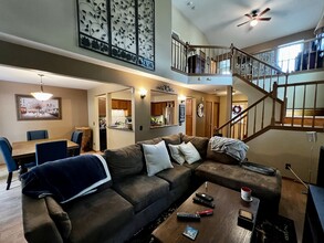 901 Little Falls Ct in Elk Grove Village, IL - Building Photo - Building Photo