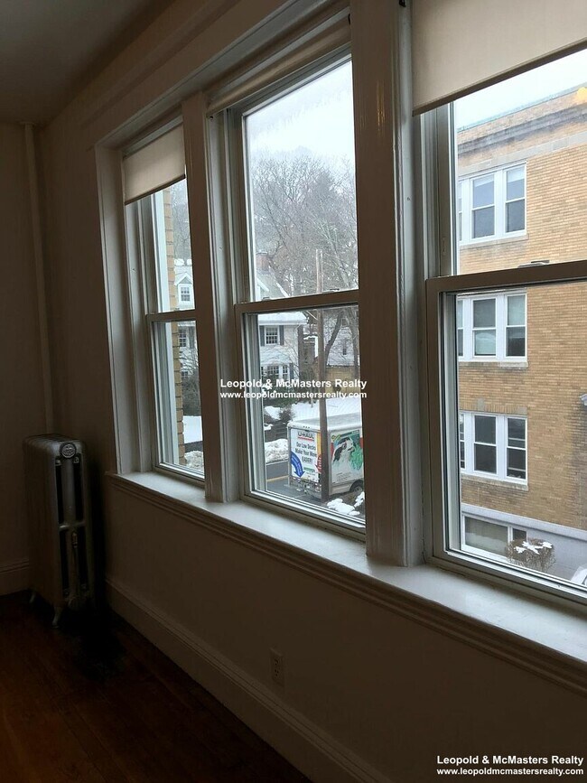 71 Winchester St, Unit 2 in Brookline, MA - Foto de edificio - Building Photo