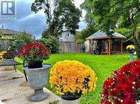 441 Seaton Dr in Oakville, ON - Building Photo