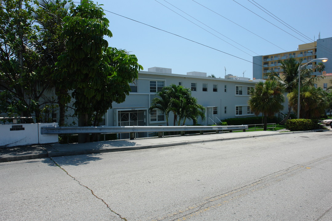 7207 Bay Dr in Miami Beach, FL - Building Photo