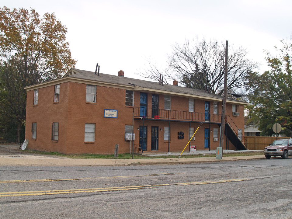 1242 N Evergreen St in Memphis, TN - Foto de edificio