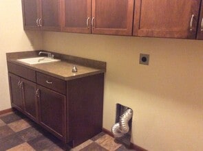 572 Elks Dr in Dickinson, ND - Building Photo - Building Photo