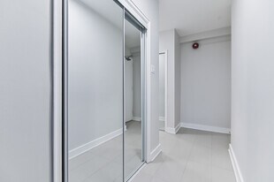 60 Gloucester St in Toronto, ON - Building Photo