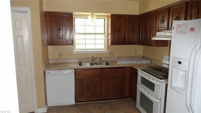 525 Great Park Dr in Newport News, VA - Building Photo - Building Photo