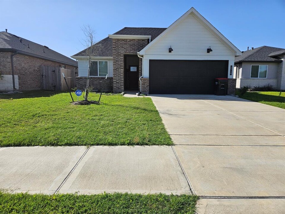4918 Natchez Trce in Fresno, TX - Building Photo