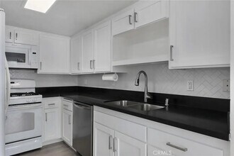 11818 Moorpark St in Studio City, CA - Building Photo - Building Photo