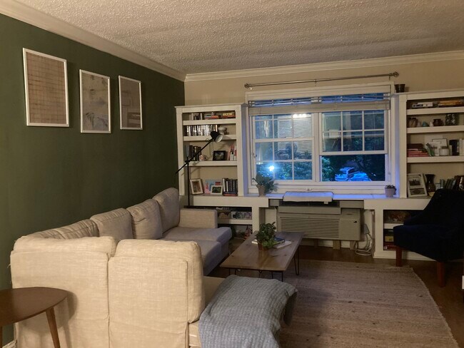 1732 W Abingdon Dr in Alexandria, VA - Building Photo - Building Photo