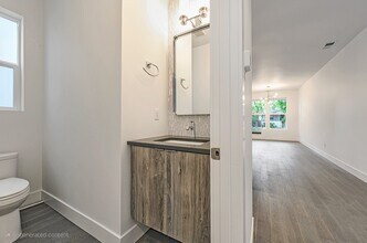 5846 SE Woodstock Blvd in Portland, OR - Foto de edificio - Building Photo