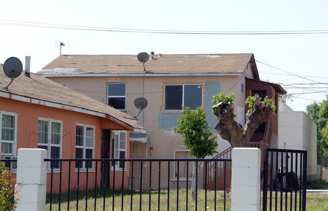 275 E Temple St in San Bernardino, CA - Foto de edificio - Building Photo