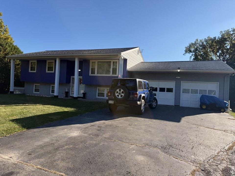 786 Five Mile Line Rd in Webster, NY - Building Photo