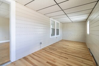 109 Main St, Unit 1 in East Millinocket, ME - Foto de edificio - Building Photo