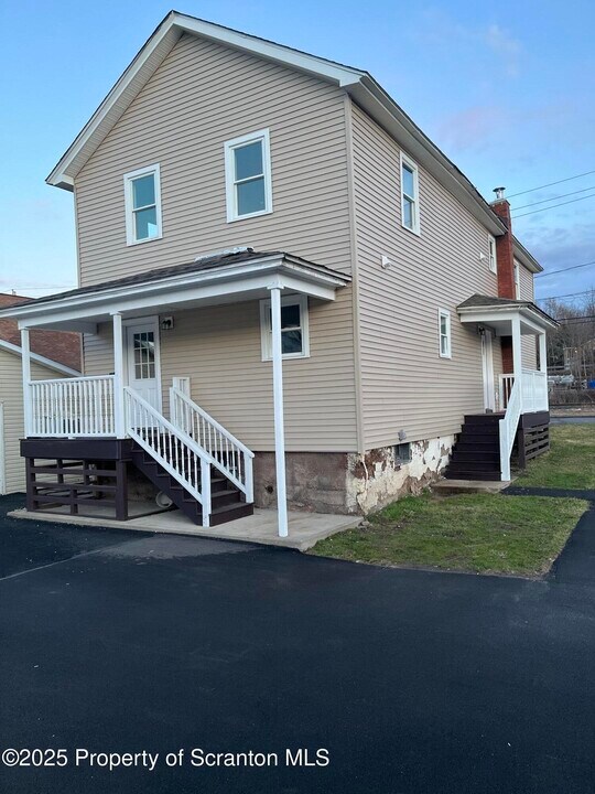 402 N Valley Ave in Olyphant, PA - Building Photo