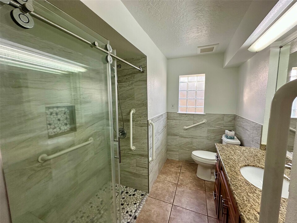 3010 Pine St in Galveston, TX - Building Photo