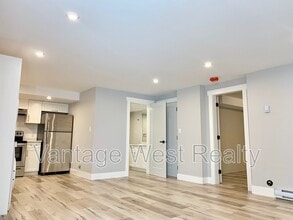 1310-1310 Mine Hill Dr in Kelowna, BC - Building Photo - Building Photo