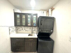 2751 SW 4th Ct in Fort Lauderdale, FL - Foto de edificio - Building Photo