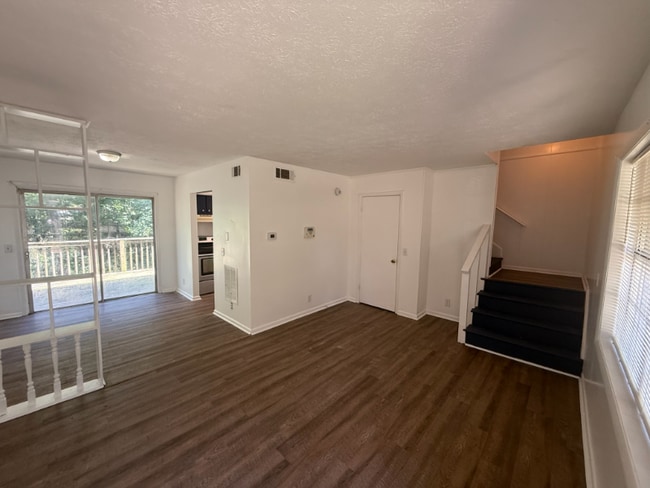 1071-1073 Laurel Ln NW