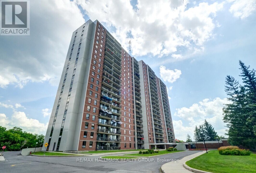 665 Bathgate Dr in Ottawa, ON - Building Photo