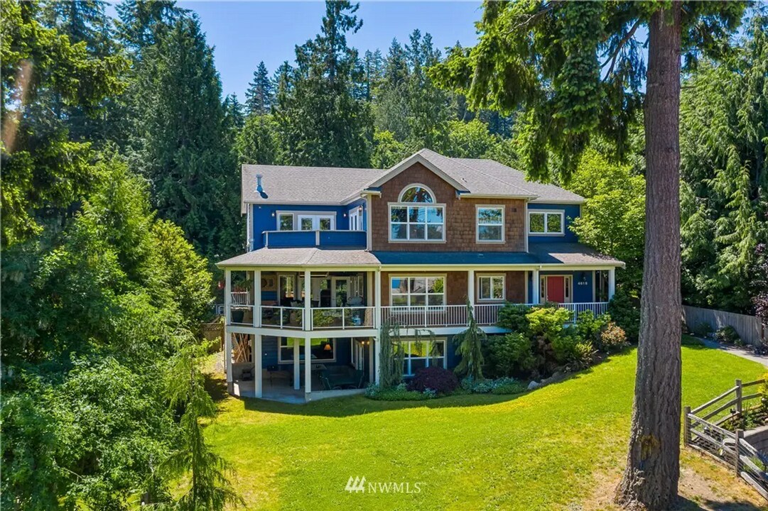 4618 Lakeway Dr in Bellingham, WA - Building Photo