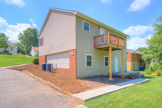 909 Giles Rd, Unit 909 in Blacksburg, VA - Building Photo - Building Photo