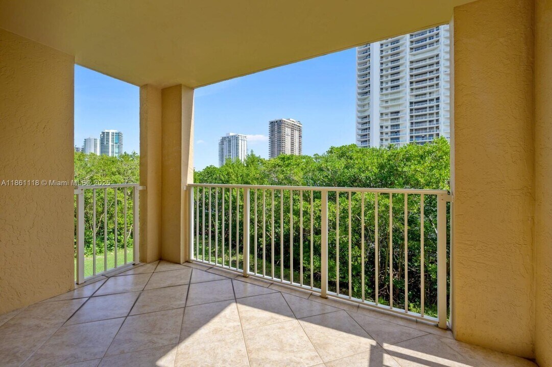 19601 E Country Club Dr in Aventura, FL - Building Photo