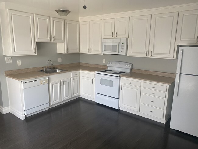 Metro Park Apartment Homes in San Leandro, CA - Foto de edificio - Building Photo