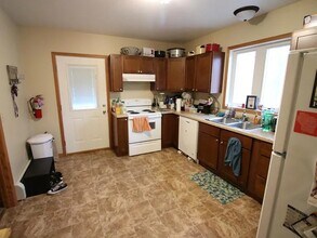177 E 9th St, Unit Downstairs in Winona, MN - Building Photo - Building Photo