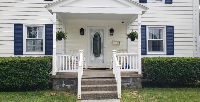 32 W Circular St in Saratoga Springs, NY - Foto de edificio - Building Photo