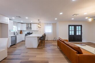 4010 Ella Blvd in Houston, TX - Building Photo - Building Photo