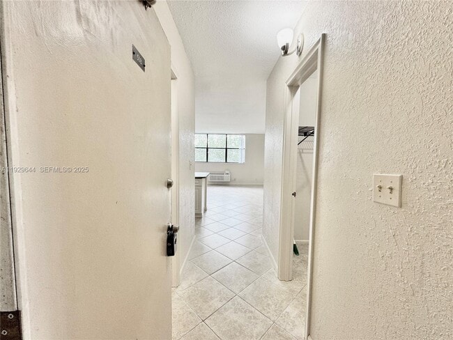 2401 Riverside Dr in Coral Springs, FL - Building Photo - Building Photo