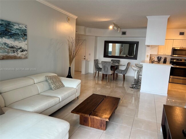 17150 N Bay Rd in Sunny Isles Beach, FL - Foto de edificio - Building Photo