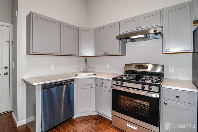 33 Second St in Raritan, NJ - Building Photo - Building Photo