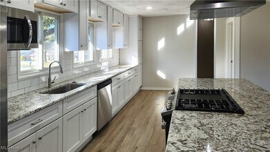 9315 Glenwood Trail in Brecksville, OH - Foto de edificio - Building Photo