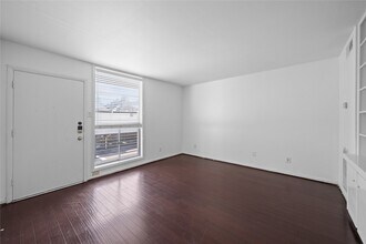 5123 Del Monte Dr, Unit 1 in Houston, TX - Building Photo - Building Photo