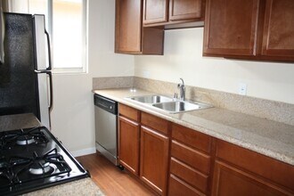 2356 Portland St. in Los Angeles, CA - Building Photo - Building Photo