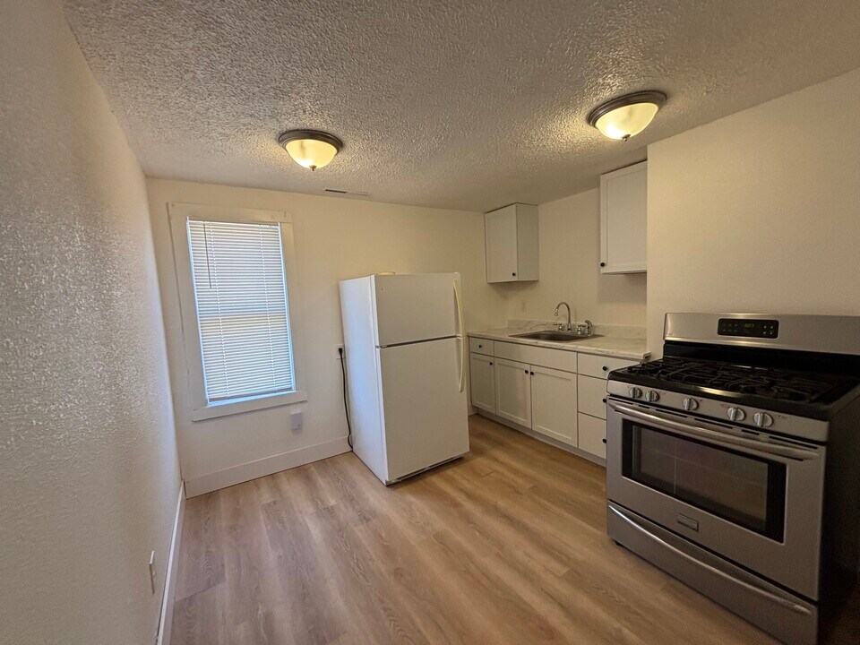 634 W 14th Ave in Hutchinson, KS - Building Photo