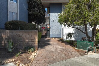 Villa Knolls Apartments in La Mesa, CA - Building Photo - Building Photo