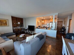 65 E India Row, Unit 17E in Boston, MA - Foto de edificio - Building Photo