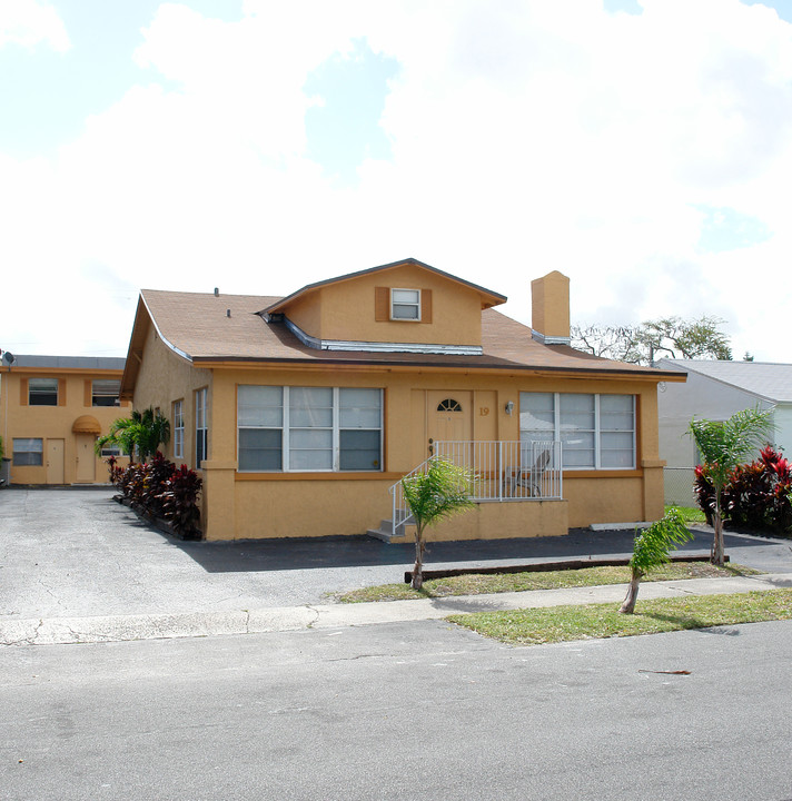 19 SW 6th St in Dania Beach, FL - Building Photo