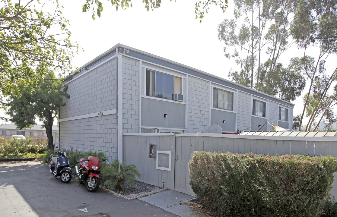 8725 Mellmanor Dr in La Mesa, CA - Building Photo