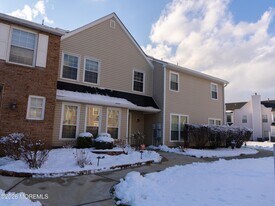 291 Stratford Pl in Morganville, NJ - Building Photo