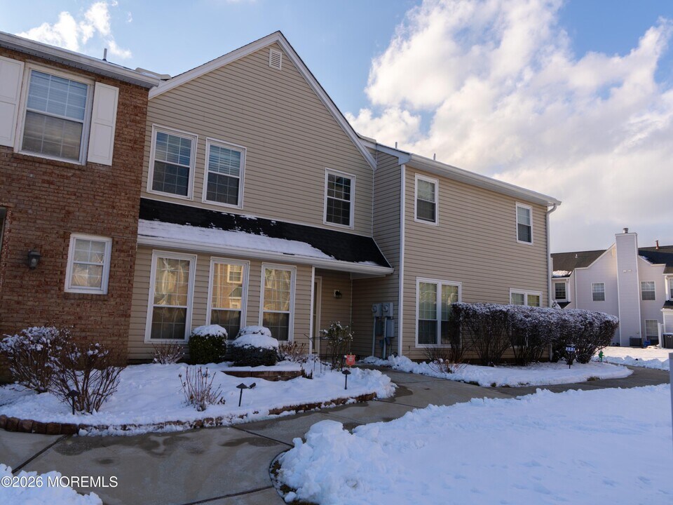 291 Stratford Pl in Morganville, NJ - Building Photo