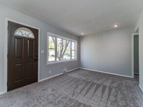 140 Carol Ln in St. Paul, MN - Building Photo - Building Photo