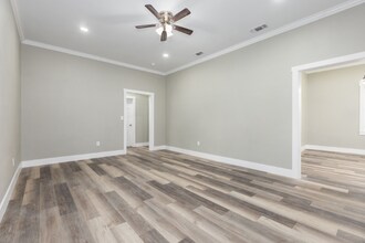 121 W Kerr Ave in Lufkin, TX - Foto de edificio - Building Photo