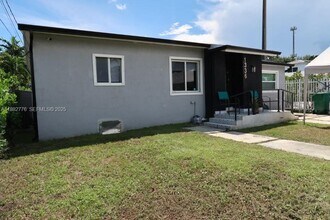 1336 NW 38th St in Miami, FL - Building Photo - Building Photo