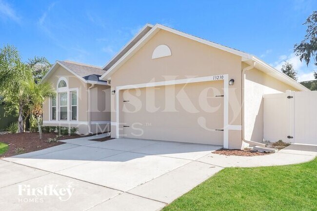 13230 Kent Bradley St in Dade City, FL - Building Photo - Building Photo