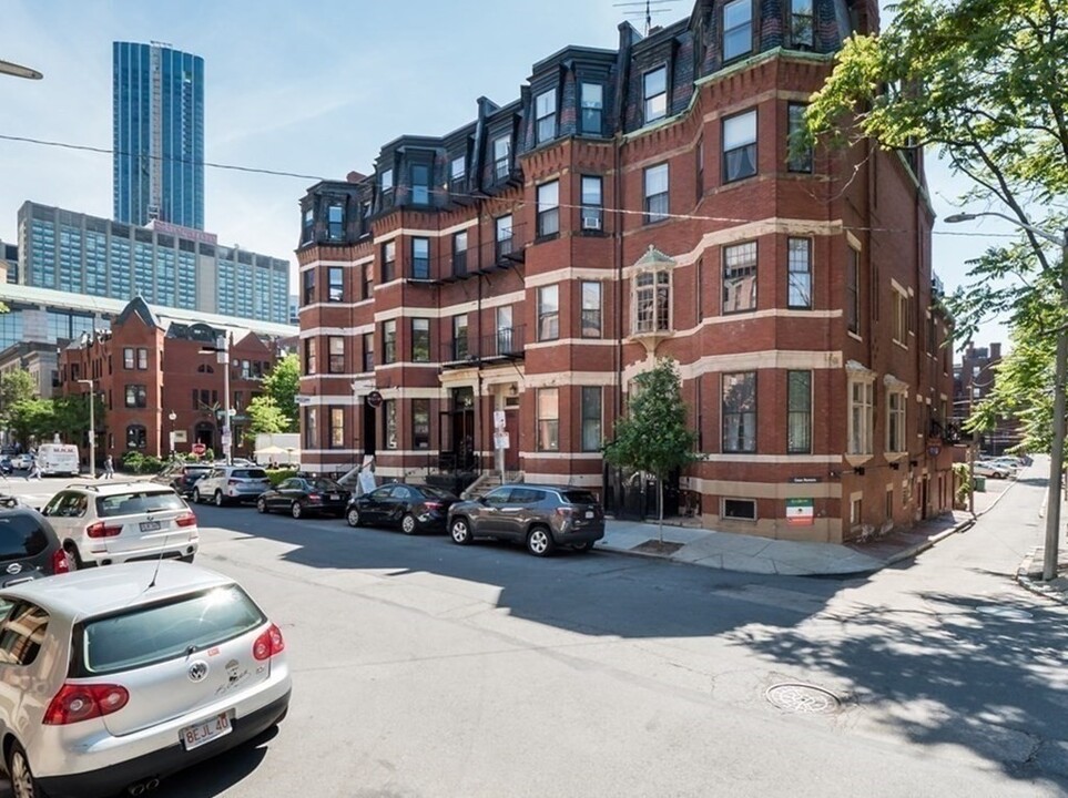30 Gloucester St in Boston, MA - Building Photo