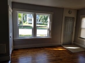 919 W 3rd St, Unit 1 in Dixon, IL - Foto de edificio - Building Photo