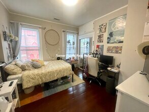 724 Parker St, Unit 3 in Boston, MA - Foto de edificio - Building Photo