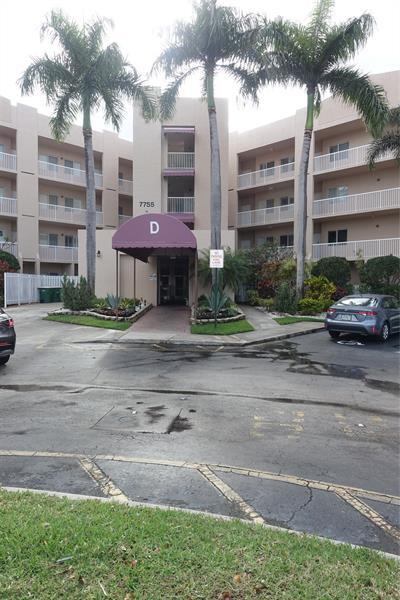 7755 Yardley Dr in Tamarac, FL - Building Photo - Building Photo