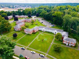 70 Mercury Ct in West Springfield, MA - Building Photo